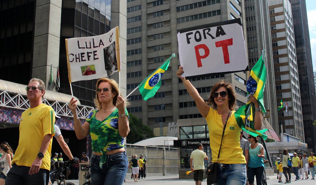 São Paulo- SP- Brasil- 16/08/2015- Manifestação contra o governo Dilma, na avenida Paulista. Na foto, manifestantes em dispersão, descendo a rua da Consolação, no sentido centro. Foto: André Tambucci/ Fotos Públicas