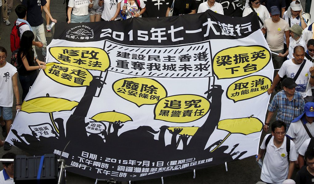 Manifestantes protestam pela democracia em Hong Kong. 01/07/2015 REUTERS/Bobby Yip