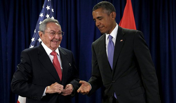 Presidente dos EUA, Barack Obama, e presidente de Cuba, RaÃºl Castro, durante encontro na ONU. 29/09/2015 REUTERS/Kevin Lamarque