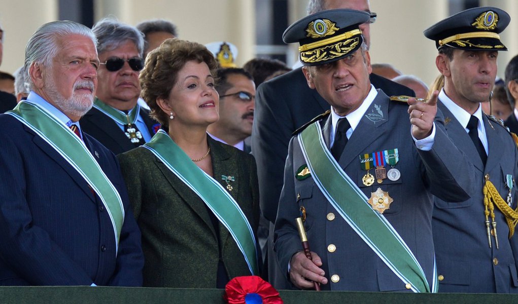 A Presidenta Dilma Rousseff e o ministro da Defesa, Jaques Wagner, participam da cerimônia comemorativa do Dia do Exército, no Setor Militar Urbano (Antônio Cruz/Agência Brasil)