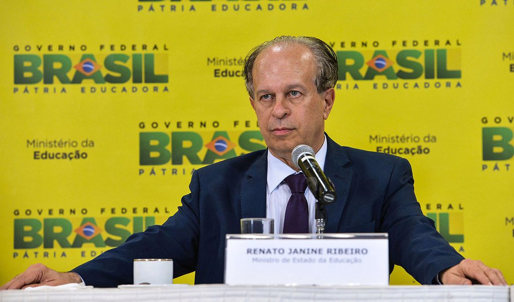 Brasília- DF- Brasil- 06/04/2015- O novo ministro da Educação, Renato Janine Ribeiro, fala à imprensa após cerimônia de transmissão de cargo, no ministério (Valter Campanato/Agência Brasil)