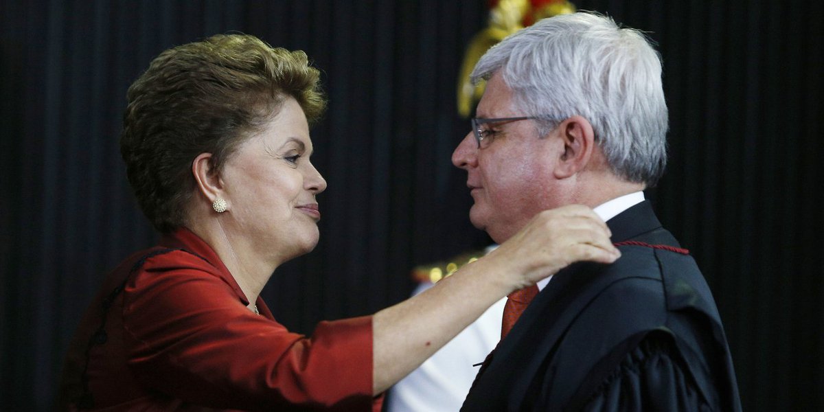 DF - DILMA/DIPLOMA��O - POL�TICA - A presidente reeleita Dilma Rousseff � cumprimentada pelo procurador-geral da Rep�blica, Rodrigo Janot