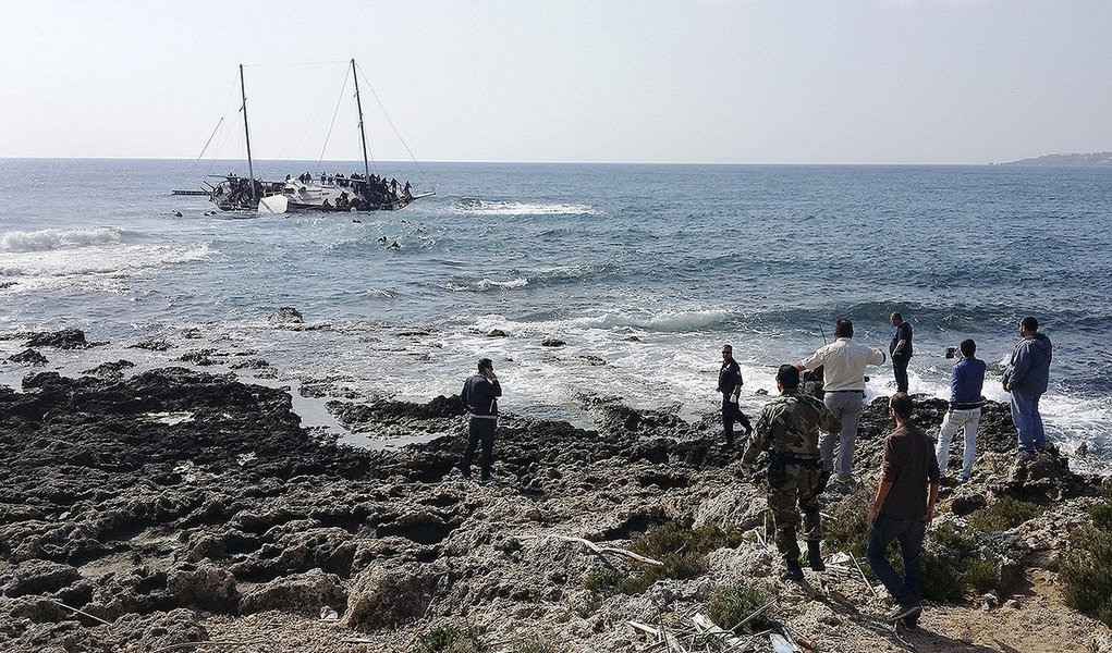 Agentes da guarda costeira grega e locais observam um barco naufragado com imigrantes que tentam chegar Ã  GrÃ©cia, perto da ilha de Rodes, nesta segunda-feira. 20/04/2015 REUTERS/Michalis Loizos