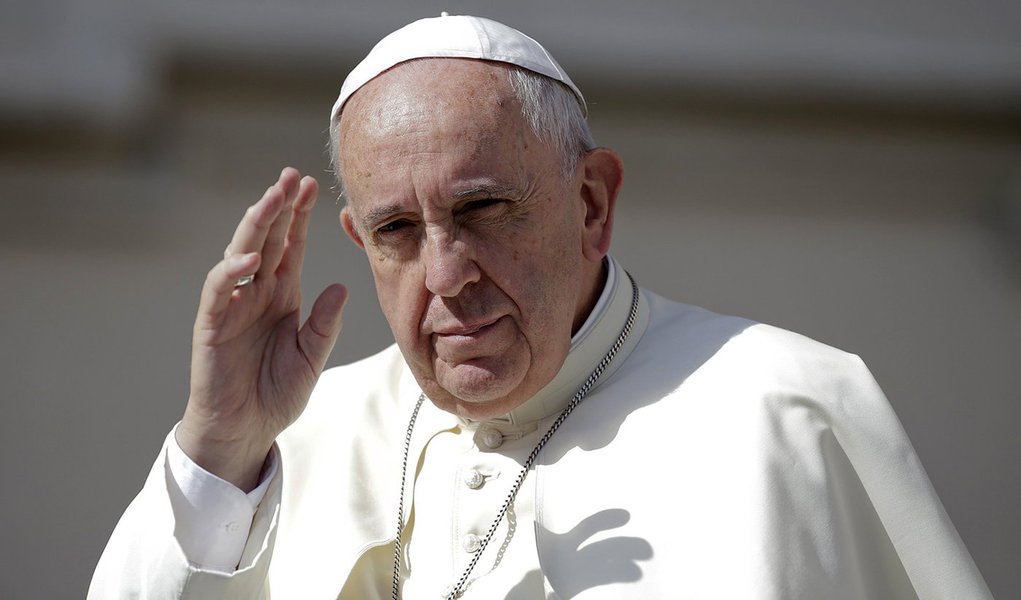 Papa Francisco acena em audiÃªncia no Vaticano.  17/6/2015.  REUTERS/Max Rossi