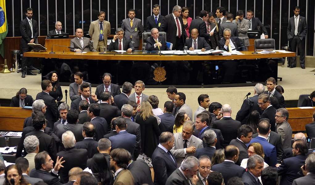 01/07/2015 - Brasília - DF - Brasil - Sessão extraordinária destinada a continuar as votações da PEC da maioridade penal (PEC 171/93) . Foto: Gustavo Lima / Câmara dos Deputados
