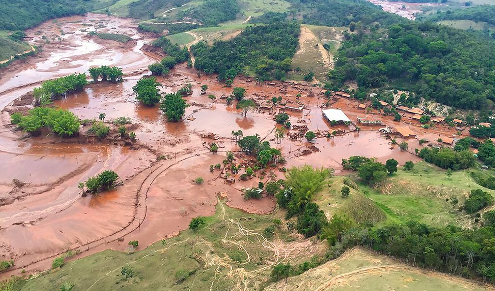 06/11/2015 - Barragem de mineradora se rompe em região de Mariana (MG)- Distrito Bento Rodrigues (Mariana). Imagens desta tarde. Foto: Corpo de Bombeiros