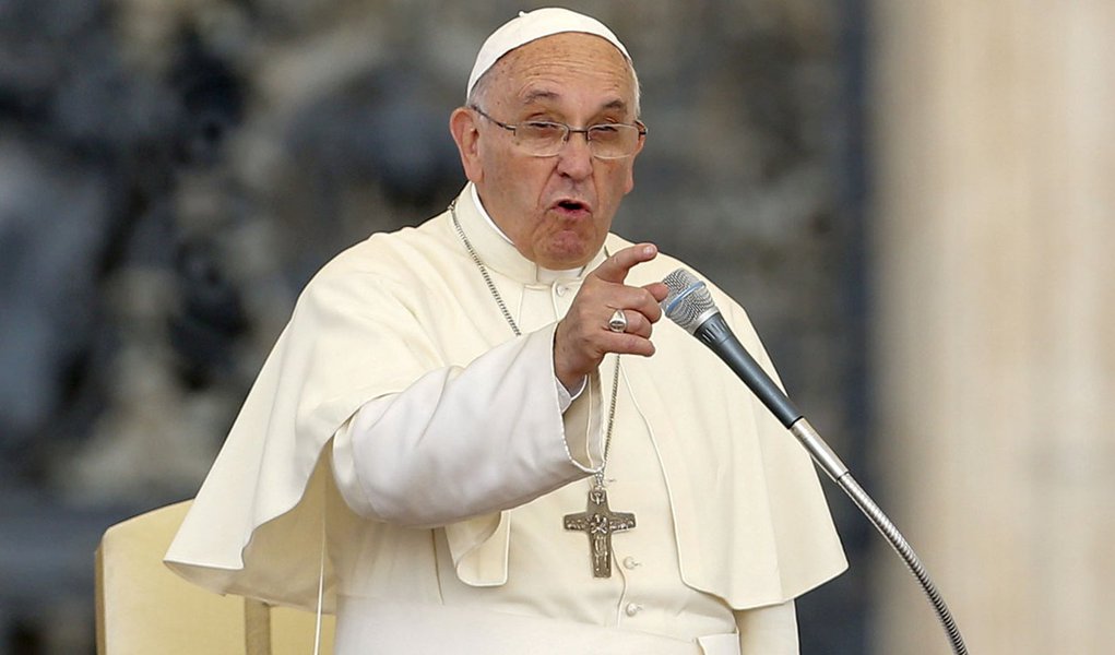 Papa Francisco discursa durante audiÃªncia na PraÃ§a SÃ£o Pedro, no Vaticano. 14/06/2015 REUTERS/Giampiero Sposito