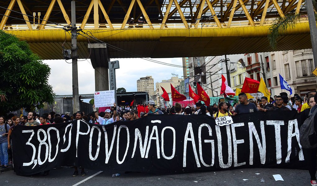 São Paulo - Manifestantes protestam pelas ruas do centro de São Paulo contra o aumento das passagens (Rovena Rosa/Agência Brasil)