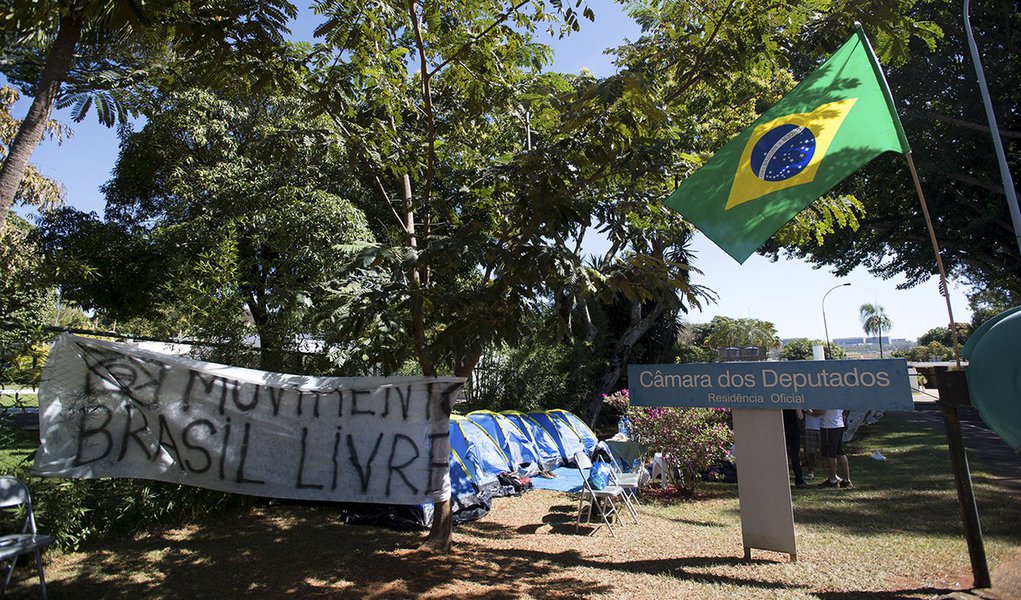 Manifestantes do Movimento Brasil Livre acampa em frente à residência oficial do presidente da Câmara dos Deputados, Eduardo Cunha, e pedem o impeachment da presidenta Dilma Rousseff (Marcelo Camargo/Agência Brasil)
