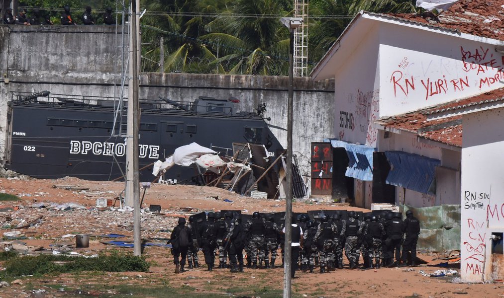 Tropa de choque entra em presídio de Alcaçuz em Natal. 18/1/2017. REUTERS/Josemar Gonçalves