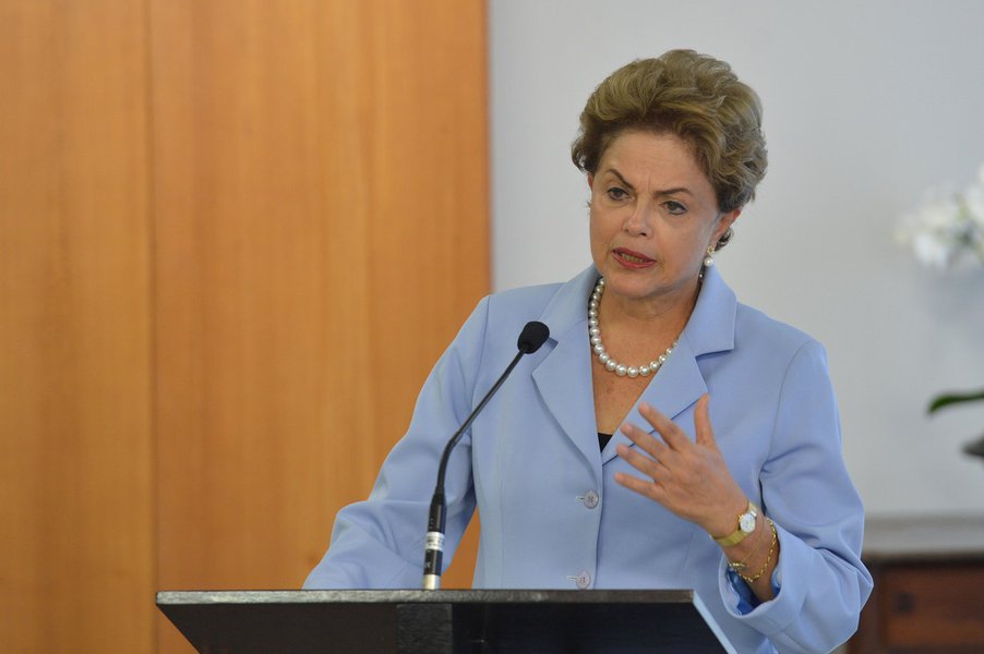 A presidenta Dilma Rousseff recebe atletas e dirigentes de clubes de futebol no Palácio do Planalto, em ato em homenagem à sanção da MP do Futebol (Fabio Rodrigues Pozzebom /Agência Brasil)