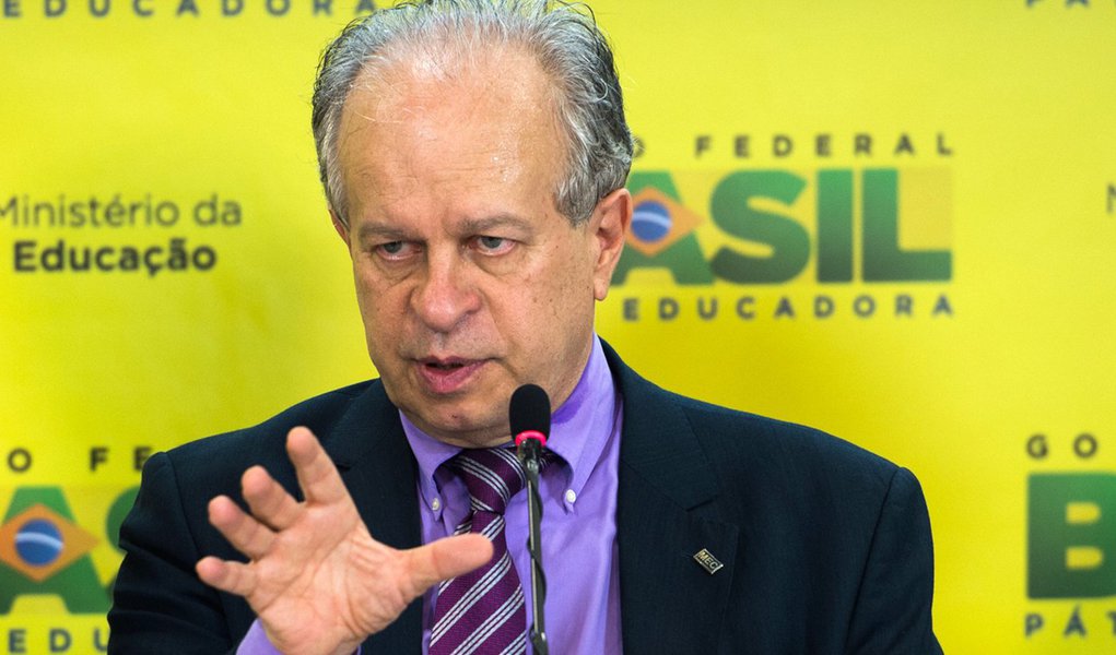 O ministro da Educa��o, Renato Janine, divulga os dados da Avalia��o Nacional de Alfabetiza��o (ANA) (Antonio Cruz/Ag�ncia Brasil)