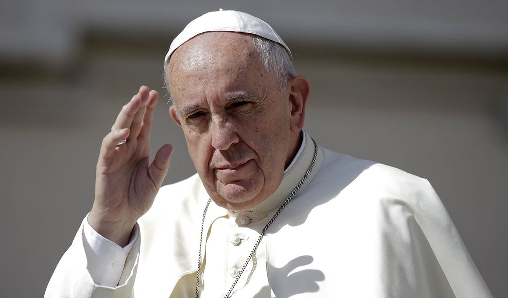 Papa Francisco acena em audiÃªncia no Vaticano. 17/6/2015. REUTERS/Max Rossi