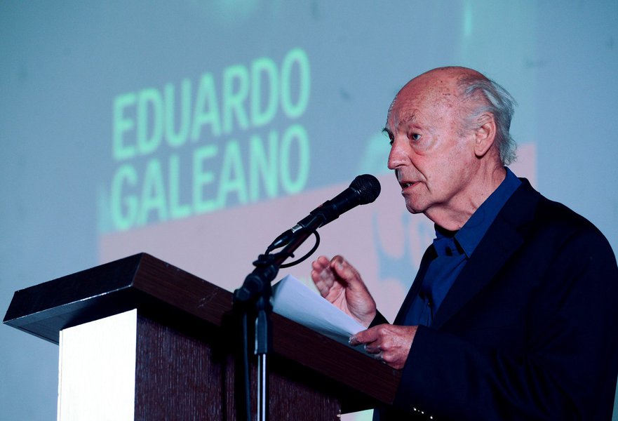 13/04/2014- Uruguai- O escritor uruguaio Eduardo Galeano morreu aos 74 anos em Montevidéu, nesta segunda-feira (13), segundo o site do jornal "El País". Galeano estava internado em um hospital na capital uruguaia desde sexta-feira (10) devido a complicaçõ