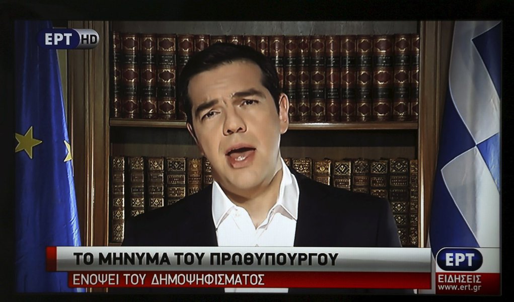 PremiÃª grego, Alexis Tsipras, durante discurso televisionado. 03/07/2015 REUTERS/ERT/Pool