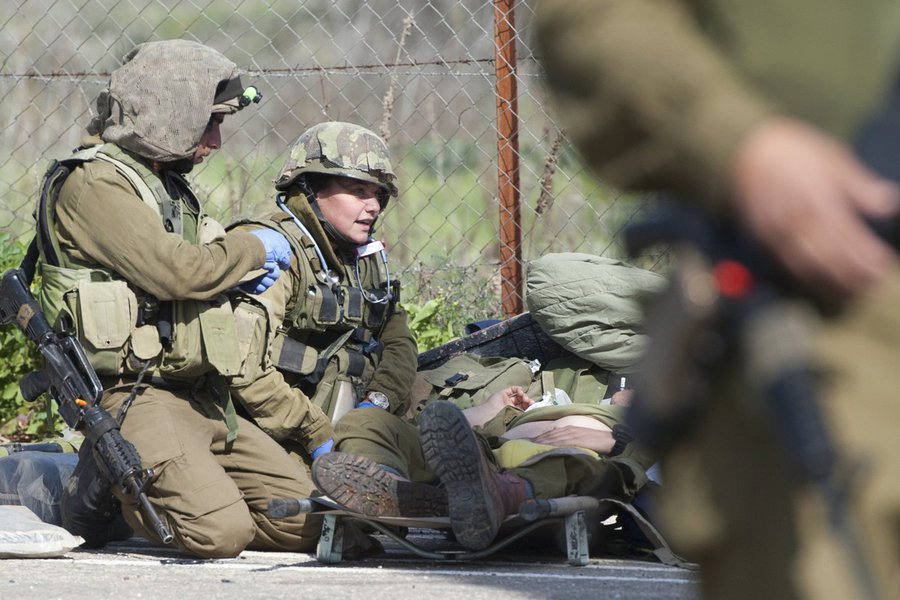 Soldado israelense fica ferido perto de fronteira com o Líbano. 28/01/2015.  REUTERS/JINIPIX 