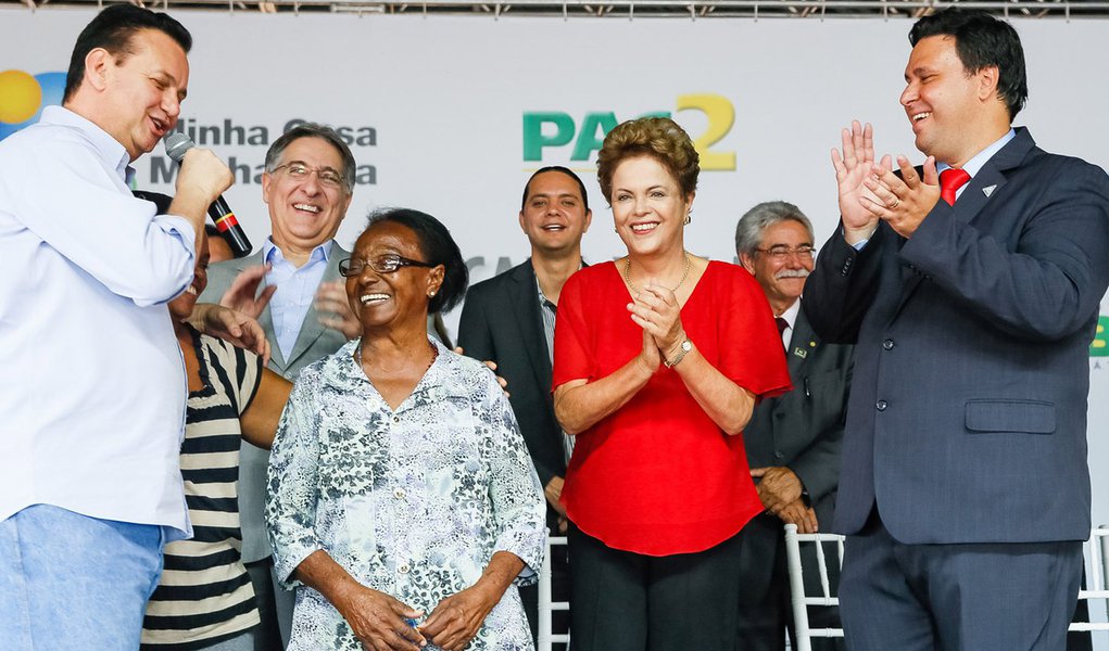 Presidenta Dilma Rousseff, durante cerimônia de entrega de 1.472 unidades habitacionais dos Residenciais Bela Suíça II e III, do Programa Minha Casa Minha Vida. (Araguari - MG, 06/03/2015)