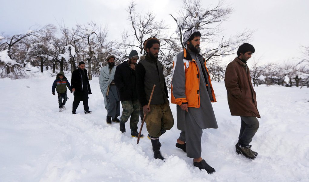 Familiares de vítimas de avalanche voltam após procurarem vítimas na província de Panjshir. 25/02/2015 REUTERS/Omar Sobhani