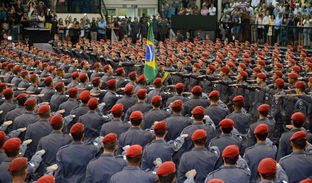 O governador Alberto Pinto Coelho participou, nesta quinta-feira (30/10), no Chevrolet Hall, em Belo Horizonte, da cerimônia de formatura de 1.010 soldados do Corpo de Bombeiros Militar de Minas Gerais. O governador foi o paraninfo dos formandos. O ingres