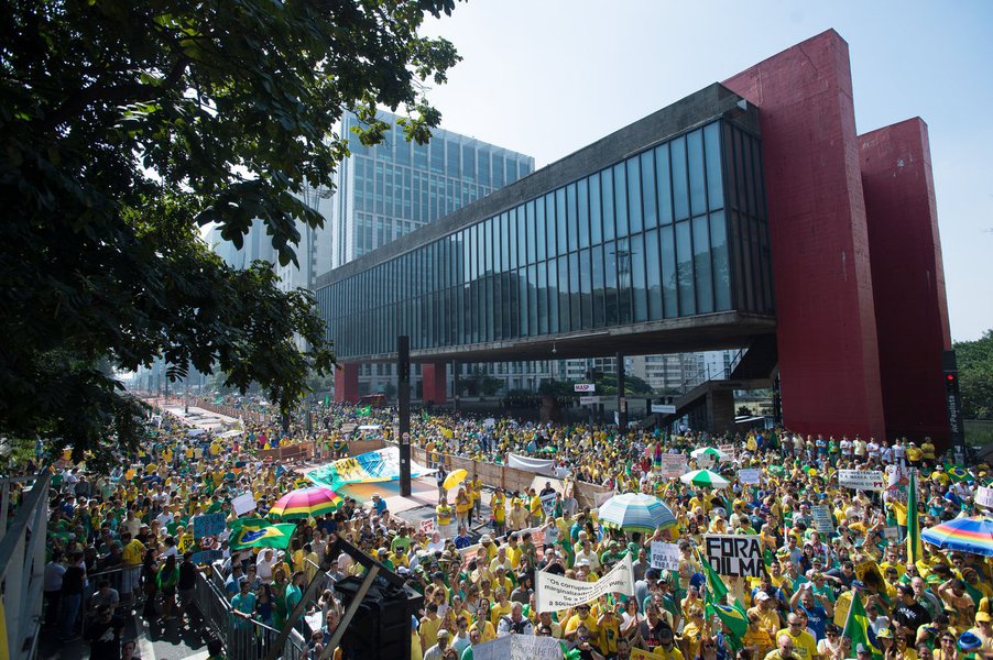 Manifestantes fazem ato contra a corrupção e contra o governo na Avenida Paulista (Marcelo Camargo/Agência Brasil)