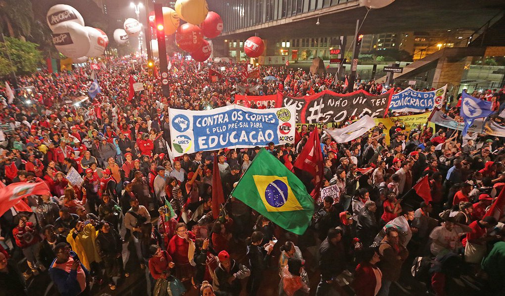 20/08/2015- São Paulo- SP, Brasil- Manifestação contra o impeachment de Dilma, na avenida Paulisa, em São Paulo. Foto Paulo Pinto/Agencia PT