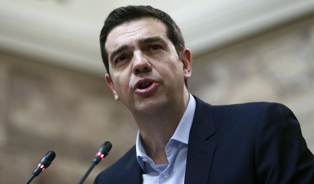O primeiro-ministro grego, Alexis Tsipras, fala para parlamentares de seu partido, no Parlamento. 17/02/2015 REUTERS/Alkis Konstantinidis