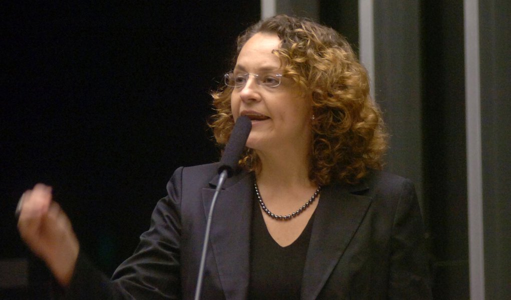 23/07/2006-Brasilia- DF, Brasil- A deputada Federal Luciana Genro. Foto: giolberto Nascimento/ Agencia Camara