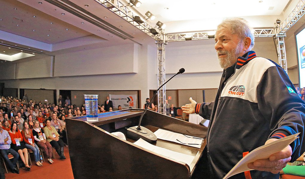 14/04/2015- Guarulhos- SP, Brasil- O ex presidente Lula cumprimenta o ator americano Danny Glover, durante o Congresso da CNM/CUT – Confederação nacional dos metalúrgicos da CUT contra a PL 4330. Foto: Ricardo Stuckert/ Fotos Públicas