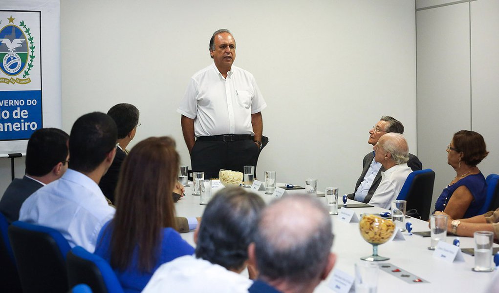 13-03-2015; Rio de Janeiro; Governador Luiz Fernando Pezão no encontro com o presidente do Rioprevidência e aposentados; Foto: Shana Reis