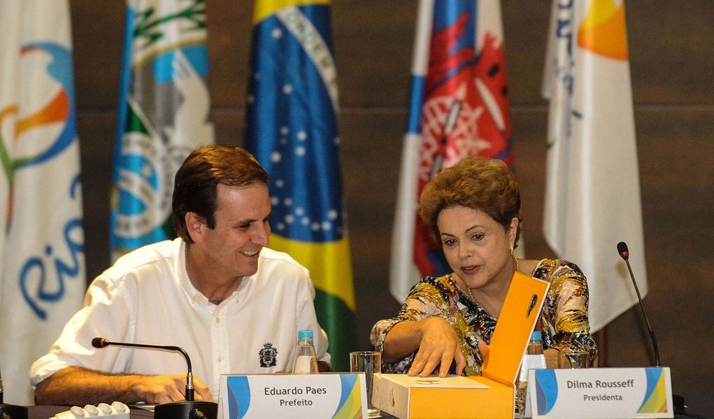 A presidenta Dilma Rousseff o governador do Rio, Luiz Fernando Pezão e o prefeito, Eduardo Paes, durante reunião de trabalho com autoridades locais e envolvidos nos Jogos Olímpicos 2016 (Fernando Frazão/Agência Brasil)