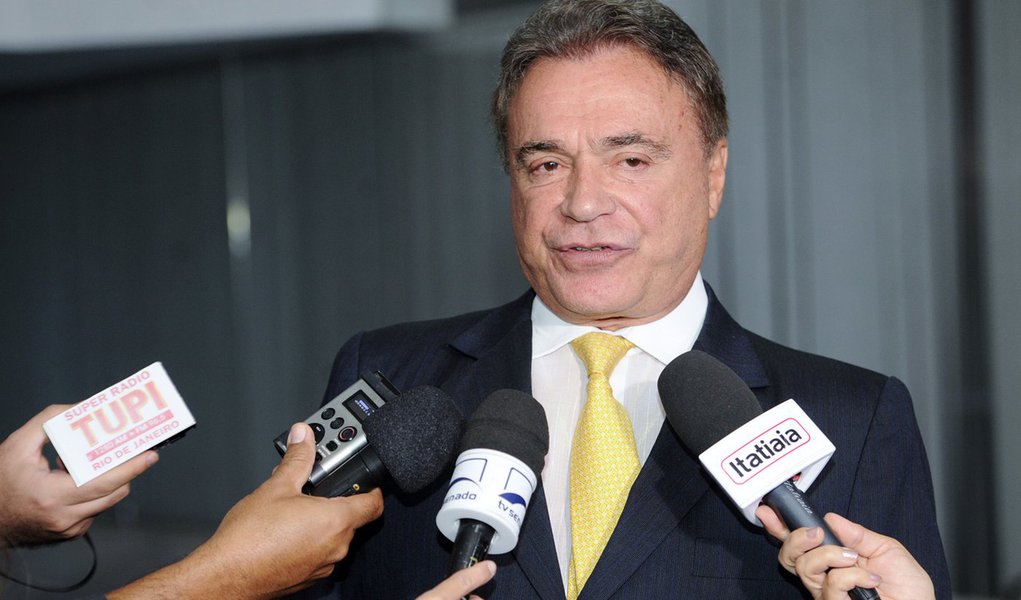 Senador Alvaro Dias (PSDB-PR) afirma que o projeto de lei para fiscalização da Confederação Brasileira de Futebol (CBF), PLS 221/2014, não prevê qualquer tipo de intervenção no futebol brasileiro