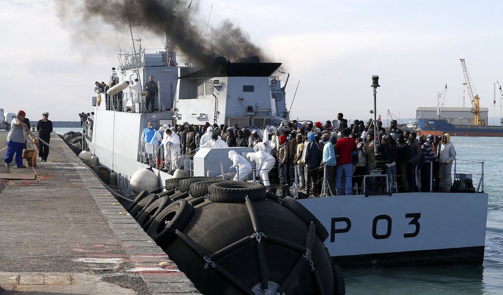 Imigrantes chegam a porto de CatÃ¢nia, na SicÃ­lia. 23/4/2015 REUTERS/Alessandro Bianchi