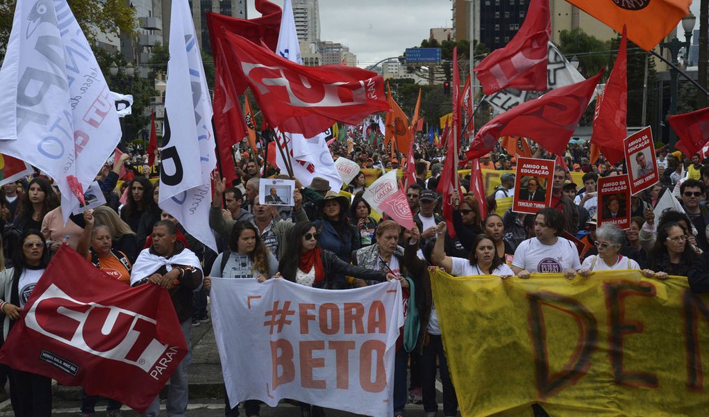 Professores da rede de ensino do Paraná participam de caminhada pelas ruas de Curitiba. O intuito do ato é protestar contra a violência policial.  (Wilson Dias/Agência Brasil)