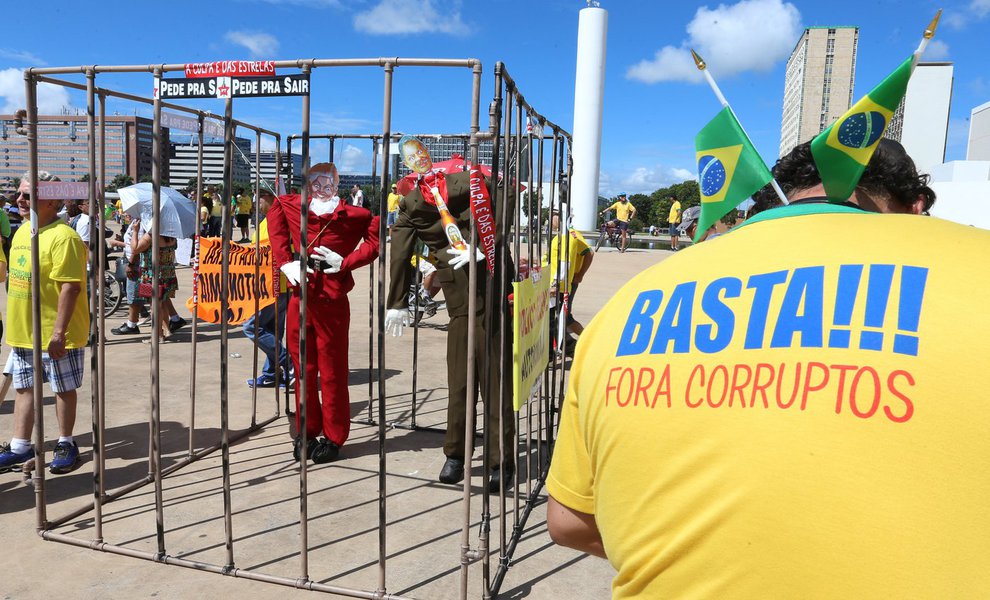 Brasília- 12-04-2015 DF Foto Lula Marques/ fotos publicas. Manisfestação contra governo, Dilma, Corrupção e politicos na esplanada dos ministerios.