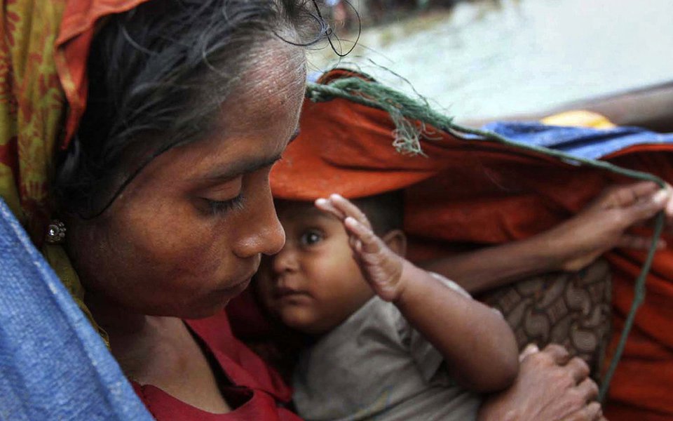 Mãe muçulmana que fugiu de Myanmar para escapar à violência religiosa movida pelos budistas contra a etnia Rohingya