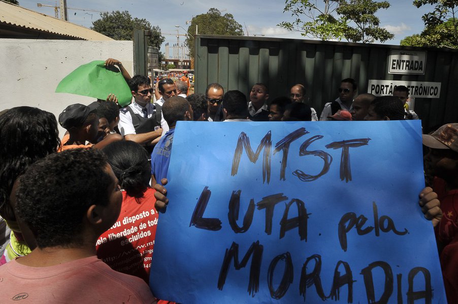 Bras�lia - Integrantes do Movimento dos Trabalhadores Sem Teto (MTST), fazem manifesta��o em frente na port�ria do canteiro de obras do Est�dio Nacional de Bras�lia Man� Garrincha
