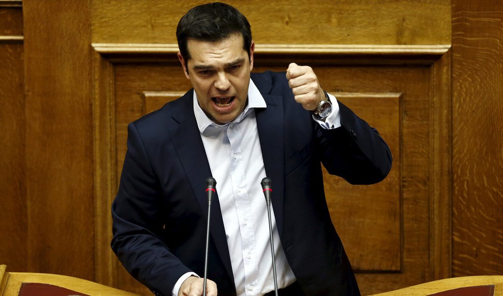 Primeiro-ministro grego, Alexis Tsipras, durante sessÃ£o parlamentar, em Atenas. 27/06/2015 REUTERS/Alkis Konstantinidis