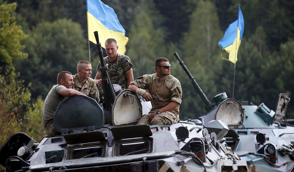 Militares ucranianos em cima de blindados apÃ³s treinamento. 11/08/2015 REUTERS/Valentyn Ogirenko