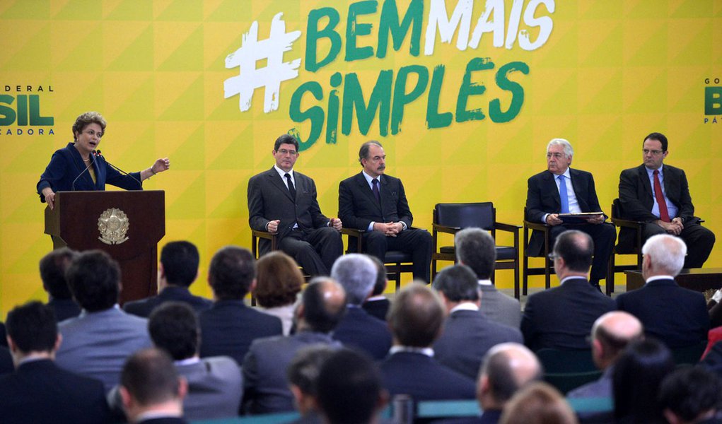 Brasília- DF- Brasil- 26/02/2015- A presidenta Dilma Rousseff lança Programa Bem Mais Simples Brasil e o Sistema Nacional de Baixa Integrada de Empresas, em cerimônia no Palácio do Planalto (José Cruz/Agência Brasil)