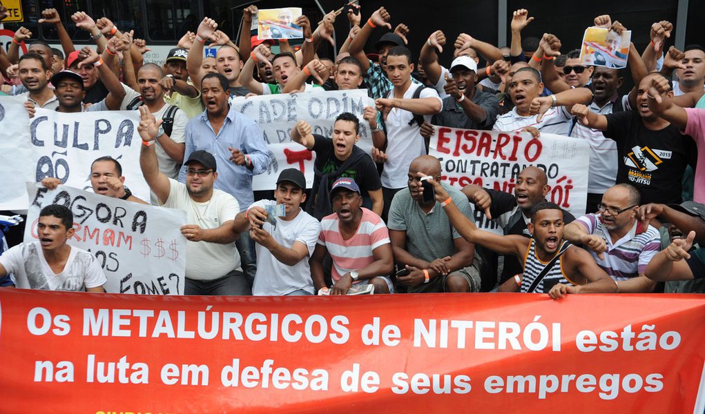 Trabalhadores fazem manifestaÃ§Ã£o em frente ao prÃ©dio da Transpetro, no Centro da capital fluminense, contra o fechamento do Estaleiro MauÃ¡ (Tomaz Silva/AgÃªncia Brasil)