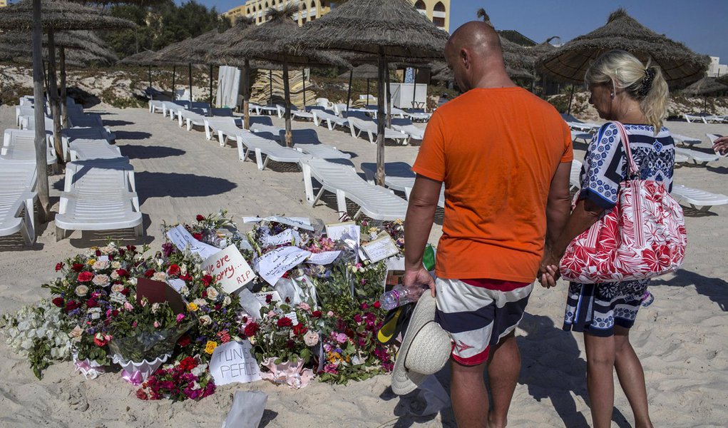 Homenagem aos mortos em ataque a hotel na TunÃ­sia. 29/06/2015 REUTERS/Zohra Bensemra
