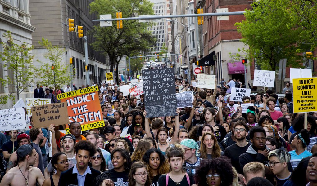 Manifestantes protestam em Baltimore. 29/04/2015.  REUTERS/Eric Thayer