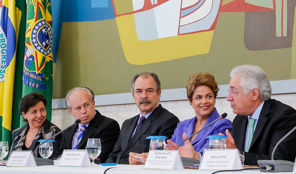 Brasília - DF, 28/07/2015. Presidenta Dilma Rousseff durante encontro de trabalho - Pronatec Jovem Aprendiz na micro e pequena empresa no Palácio do Planalto. Foto: Ichiro Guerra/PR