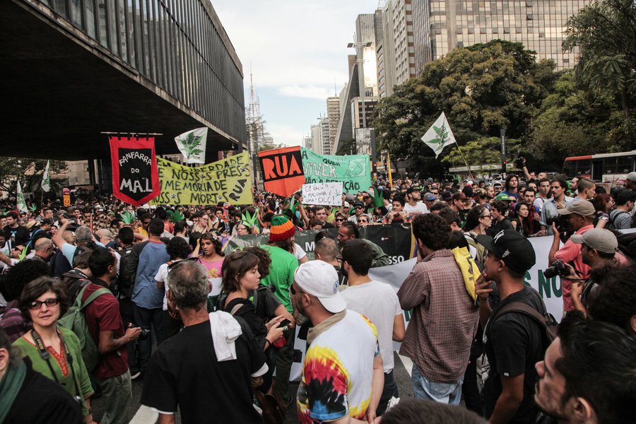 São Paulo- SP- Brasil- 23/05/2015- Marcha da Maconha 2015 em São Paulo. Na foto, manifestantes durante a marcha na avenida Paulista. Foto: Oswaldo Corneti/ Fotos Públicas