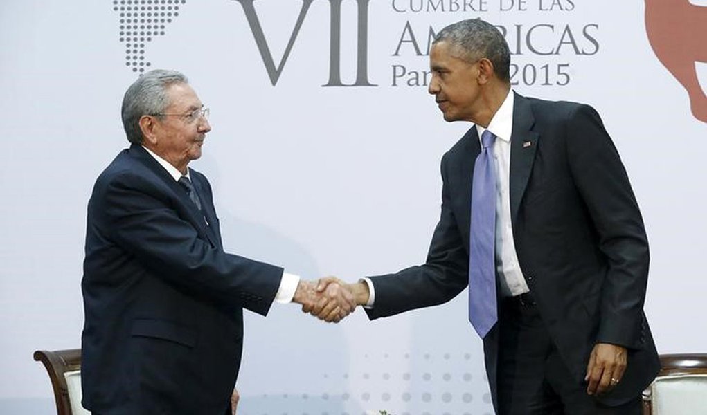 Presidente dos Estados Unidos, Barack Obama, e presidente de Cuba, RaÃºl Castro, durante encontro no PanamÃ¡. 11/04/2015 REUTERS/Jonathan Ernst