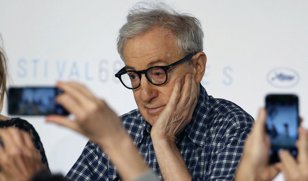 Jornalistas tiram foto do cineasta Woody Allen durante entrevista coletiva sobre o filme "Irrational Man", no Festival de Cannes, sul da FranÃ§a, nesta sexta-feira. 15/05/2015 REUTERS/Regis Duvignau