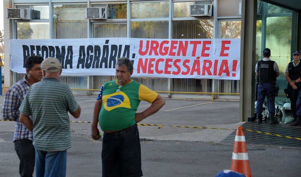 Integrantes do Movimento dos Trabalhadores Rurais Sem Terra (MST), permanecem acampados em frente ao edif�cio-sede do Minist�rio da Fazenda, em Bras�lia (Valter Campanato/Ag�ncia Brasil)