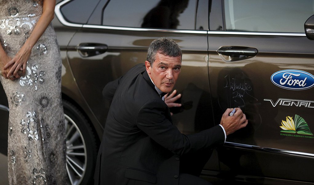 Ator e diretor espanhol Antonio Banderas autografa carro durante evento de caridade no sul da Espanha. 09/08/2015 REUTERS/Jon Nazca