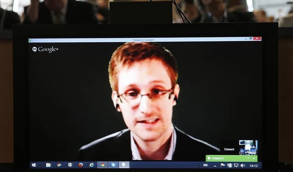 Edward Snowden visto em tela durante videoconferÃªncia com memntos do Conselho Europeu, em Bruxelas. 08/01/2014 REUTERS/Vincent Kessler