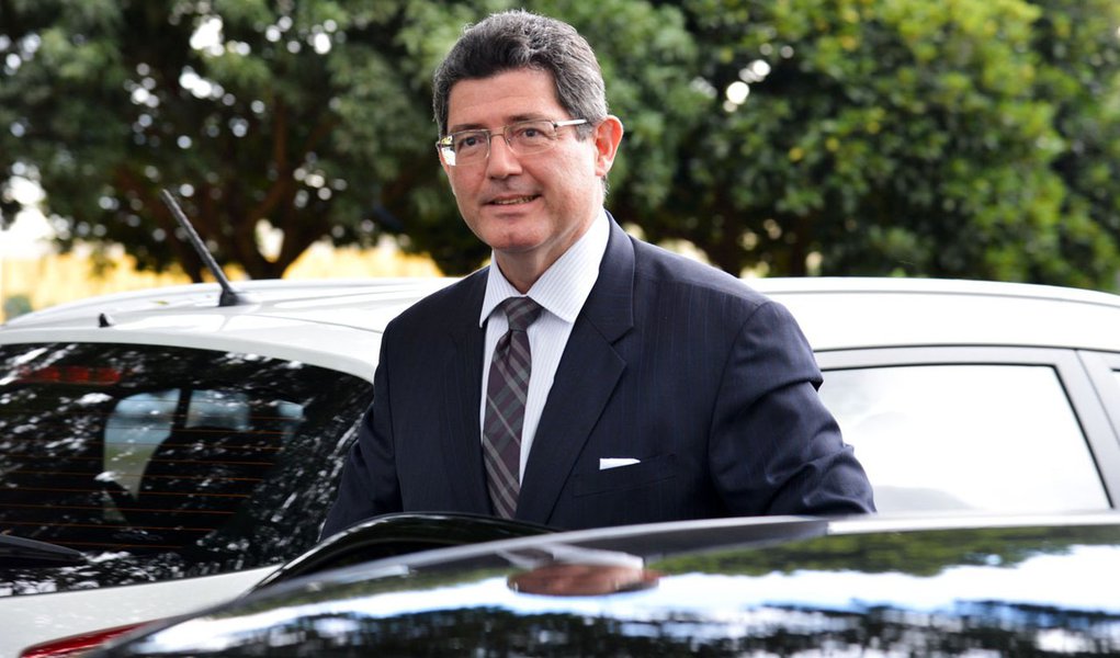 26/03/2015- Brasília- DF, Brasil-  O ministro da Fazenda, Joaquim Lev, chega para reunião do Conselho Monetário Nacional, no ministério.